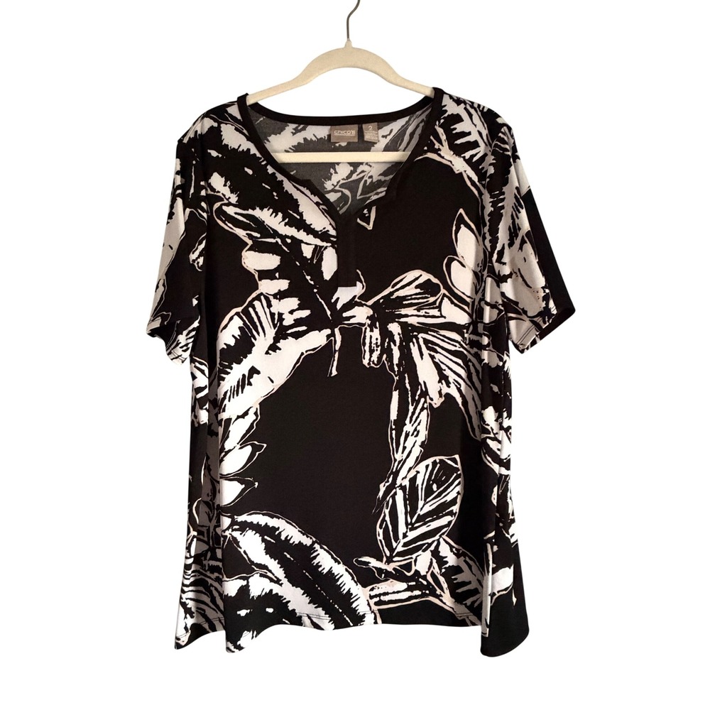 Chico's Black White Tropical Leaf Print Split Neck Top Size 2 Large Short Sleeve